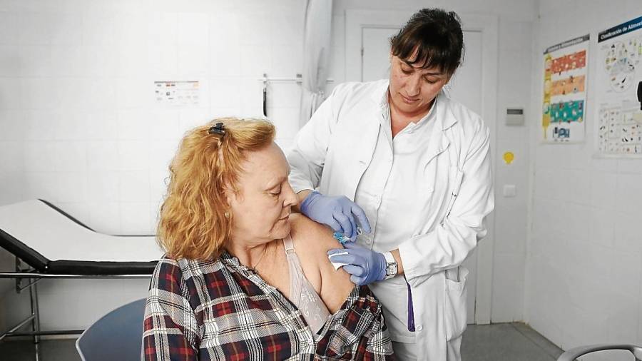 Carmen vacunándose en la consulta del CAP Marià Fortuny. En la demarcación, este 2019, hay disponibles 120.000 dosis en los diferentes centros. Fotos: alba mariné/pere ferré
