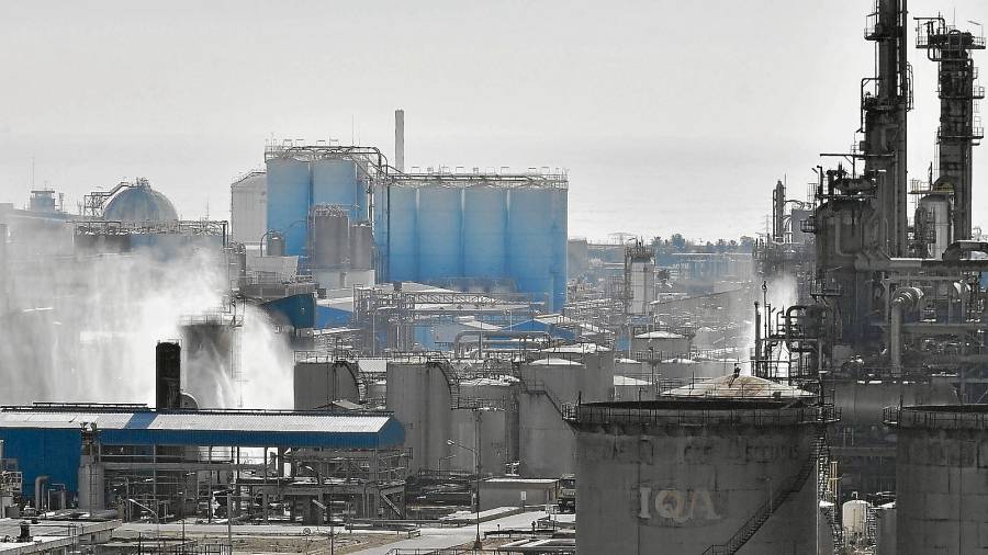 Imagen de las instalaciones de la fábrica Iqoxe, situadas en el polígono químico sur, en el término municipal de La Canonja. FOTO: PERE FERRÉ