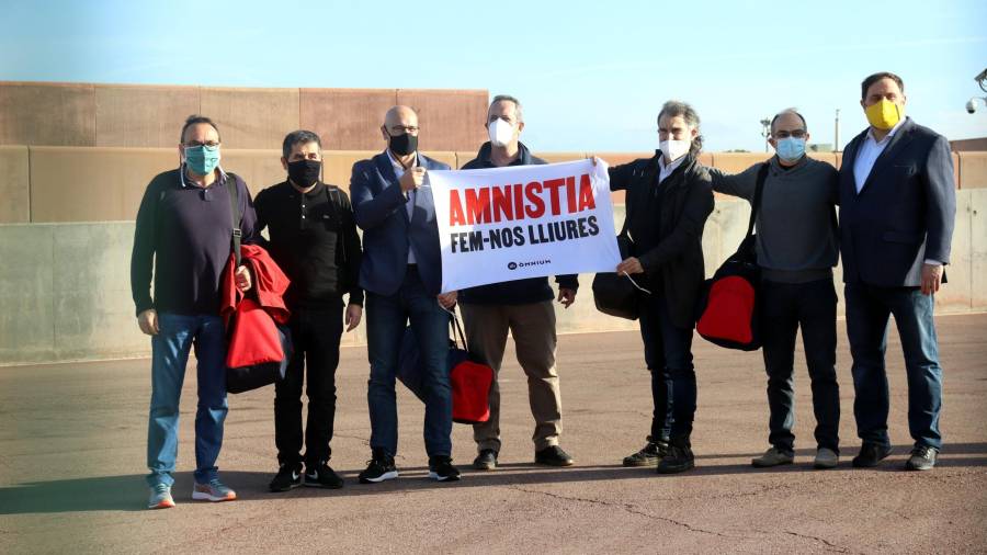 Los siete presos despliegan una pancarta reclamando la amnistía tras su salida de Lledoners. FOTO: ACN