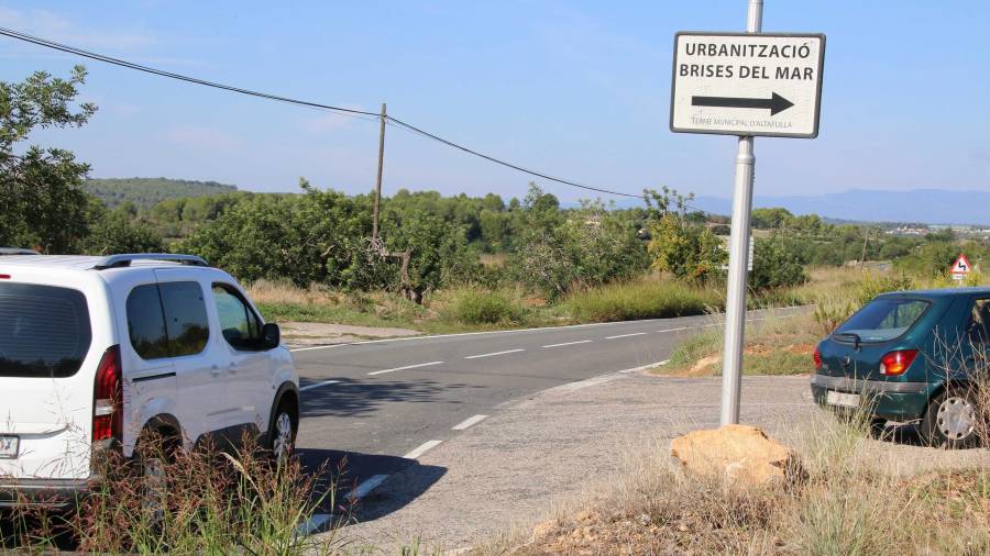 La entrada a la urbanización en la T-214 entre las localidades de Torredembarra y La Riera. FOTO: Alba Mariné