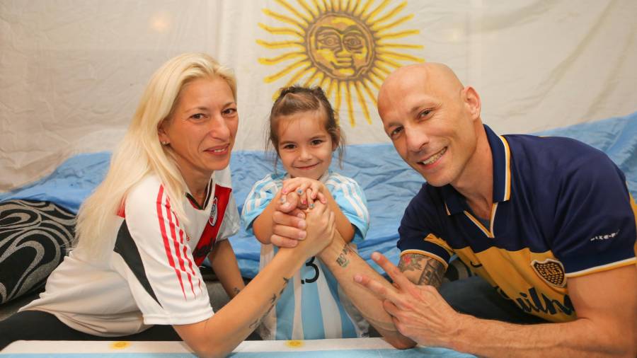 María Bajoberri, con la camiseta de River, y su marido, Damián Umbert, con la de Boca Juniors, junto a su hija Zoé. Foto: Alba Mariné