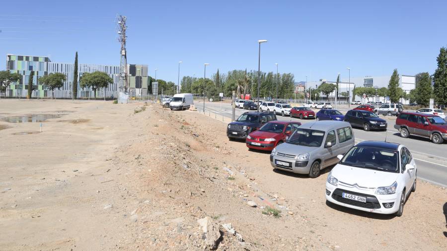 Varios coches aparcados en el arcén por asfaltar justo delante del futuro parking de zona azul del Hospital Sant Joan FOTO: ALBA MARINÉ