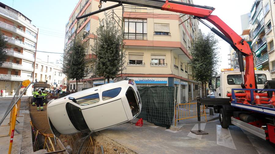 La grúa ha sacado el coche esta mañana de lunes en la calle Wad Ras de Reus. FOTO: Alba Mariné