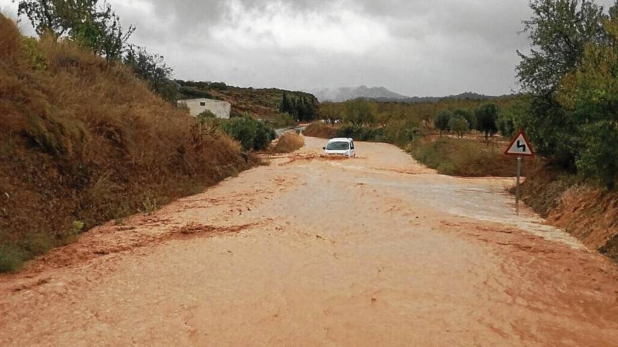 Espectacular imatge de la força de l’aigua a la carretera TV-3301, entre Gandesa i Bot, ahir a la tarda. FOTO: CEDIDA