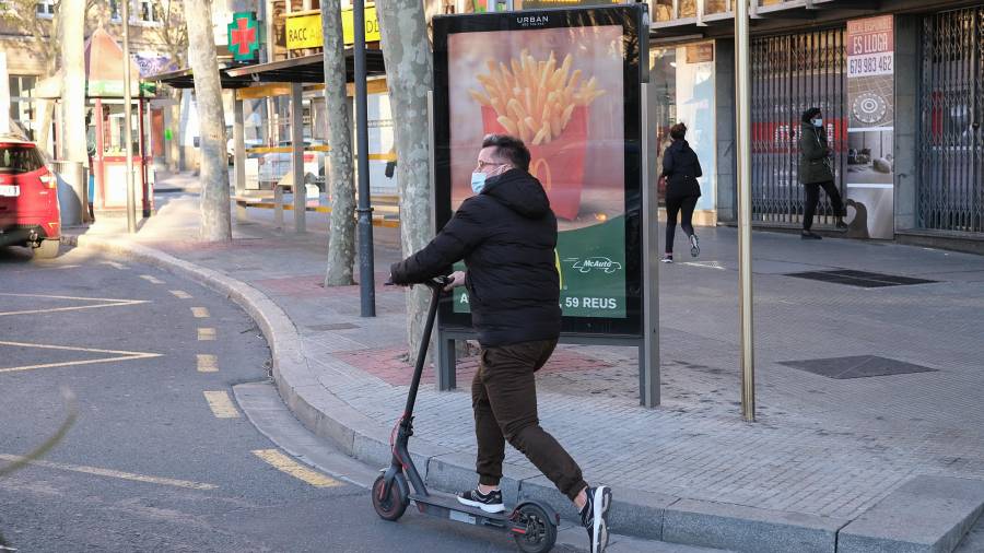 Los vehículos de movilidad personal deben circular por las calzadas o los carriles bici. FOTO: FABIÁN ACIDRES