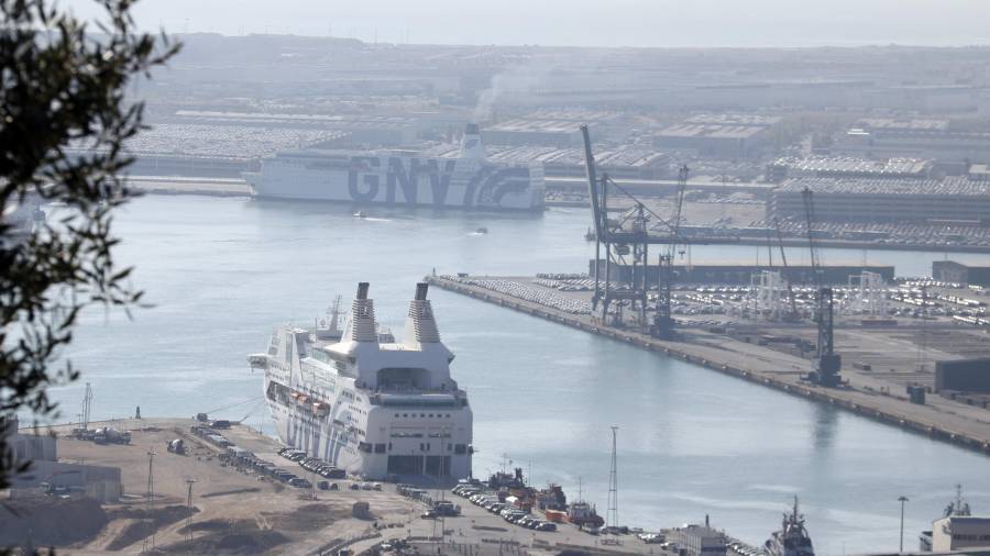 L'embarcació GNV Azzurra, acabada d'arribar al Port de Barcelona; en primer terme, el Rhapsody. FOTO: ACN