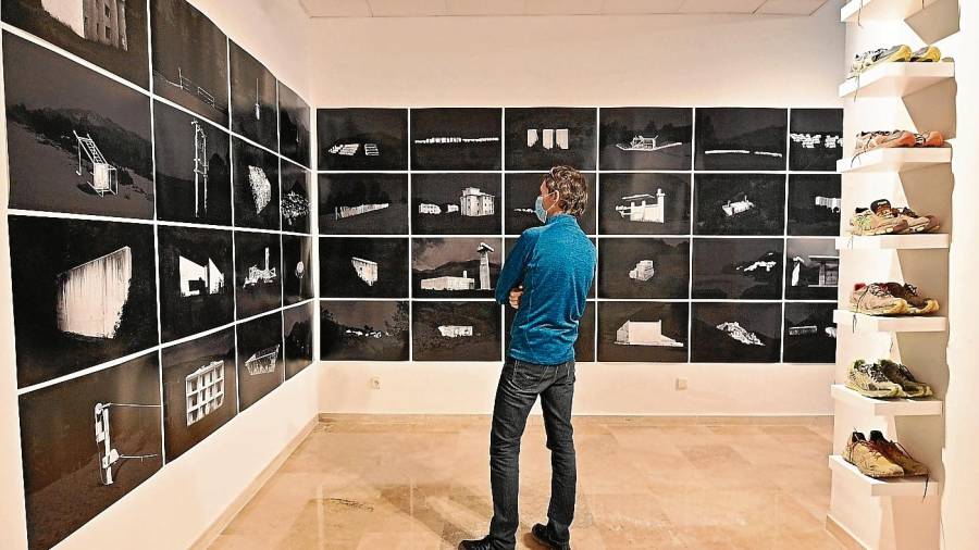La muestra ‘Tensions, impactes i fisures’ de Llorenç Ugas Dubreuil, en el Museu d’Art Modern. Foto: Alfredo González