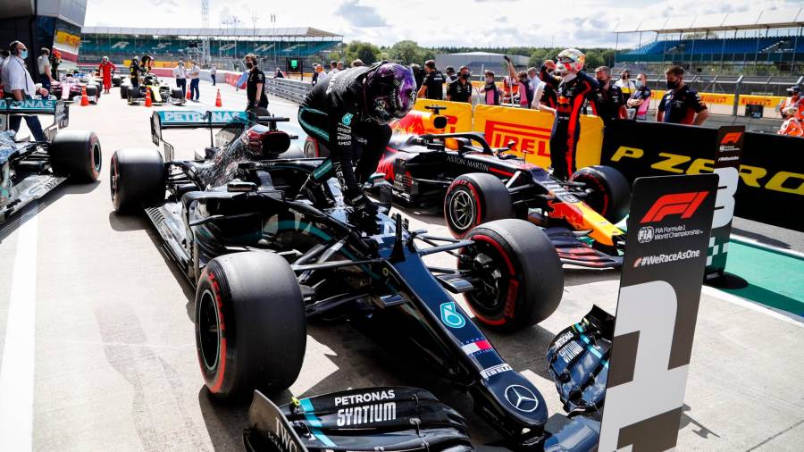 Hamilton sale de su monoplaza tras obtener la pole en Silverstone. Foto: Mercedes