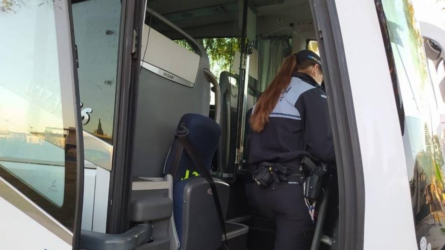Una de las agentes de Torredembarra dentro del autobús llevando a cabo la inspección. FOTO: Policia Local