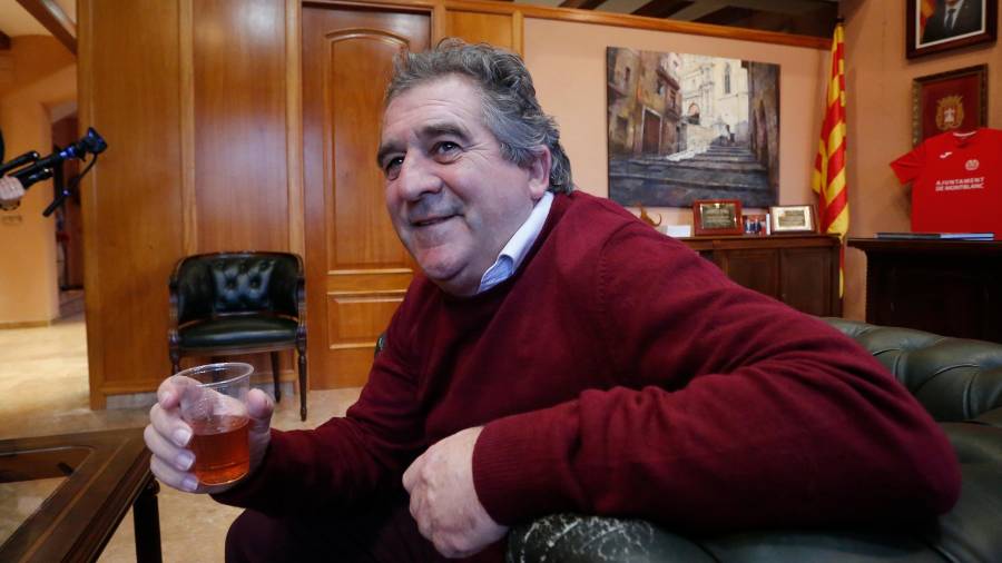 El alcalde de Montblanc, Josep Andreu, en su despacho del Ayuntamiento de Montblanc, con un vaso de té en la mano. PERE FERRÉ