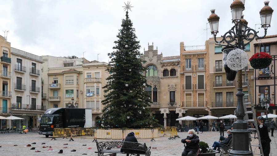 El árbol de Navidad, ya colocado en medio del Mercadal. FOTO: Fabián Acidres