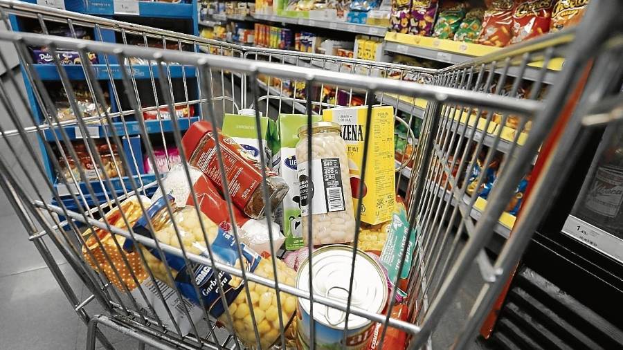 Productos básicos en un carro de la compra, ayer, en un supermercado de Tarragona. Foto: Pere Ferré