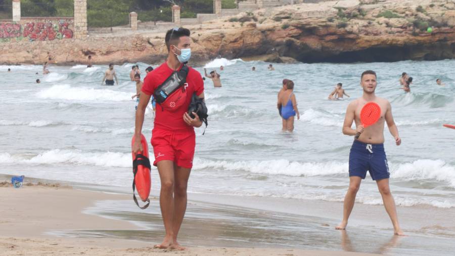 Un socorrista de Cruz Roja Tarragona paseando por la playa de la Arrabassada. FOTO: ACN