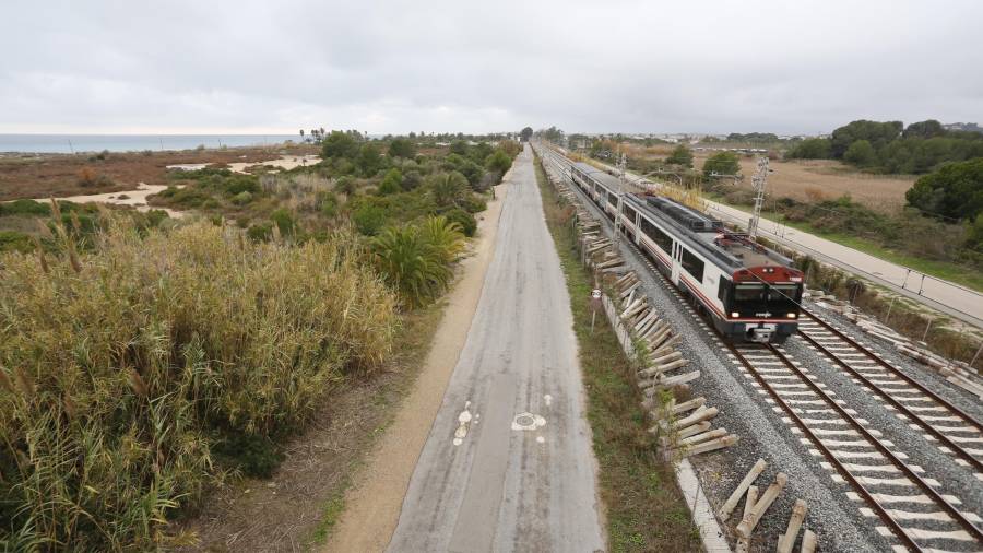 El actual vial, que discurre paralelo a la vía del tren. FOTO: Pere Ferré