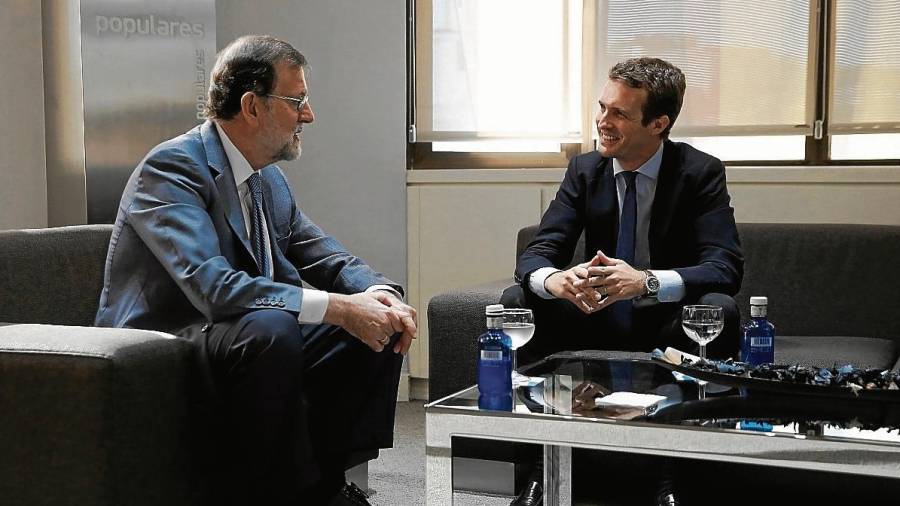 El nuevo presidente del PP, Pablo Casado (a la derecha), recibió ayer a su antecesor, Mariano Rajoy. EFE