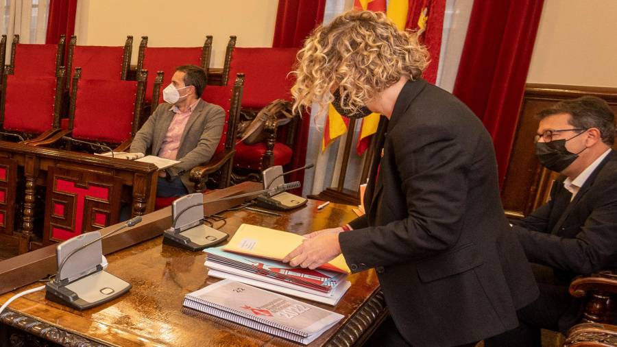 El portaveu de Movem Tortosa Jordi Jordan, a l’esquerra, i l’actual alcaldessa de Tortosa, Meritxell Roigé, al centre. Foto: J. Revillas