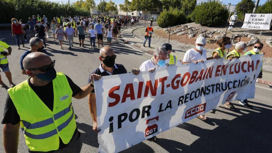 Protesa contra el cierre de Glass de Saint Gobain. FOTO: PERE FERRE