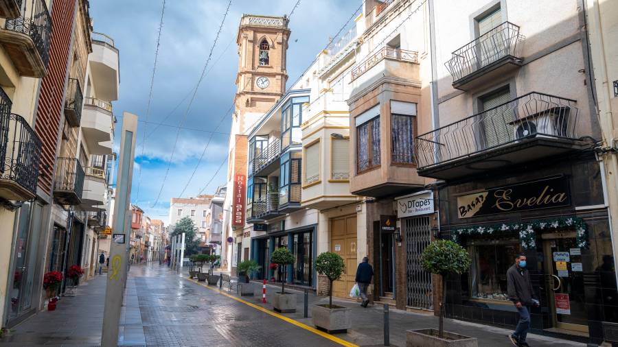 El carrer Major és la principal artèria comercial de Santa Bàrbara. FOTO: Joan Revillas