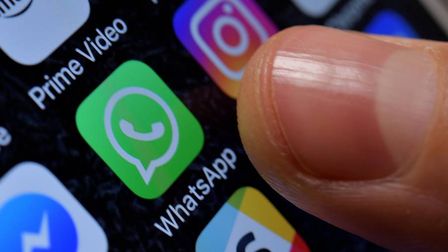 El canal de WhatsApp permitirá que los suscritos puedan recibir puntualmente las comunicaciones en su teléfono móvil con la máxima inmediatez. Foto: EFE