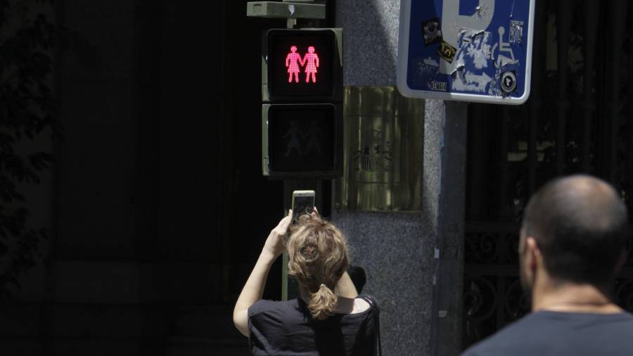 Imagen de uno de los semáforos con figuras de mujeres en Madrid. Foto: efe