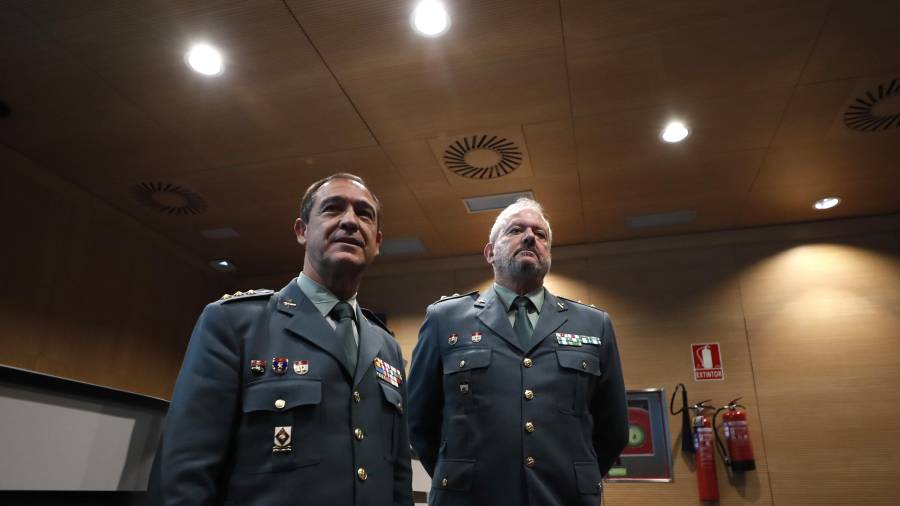 El coronel jefe de la Comandancia de la Guardia Civil de Huelva, Ezequiel Romero y el teniente coronel de la Unidad Central Operativa, Jesús García Fustel, antes de la rueda de prensa para dar detalles sobre la investigación. EFE