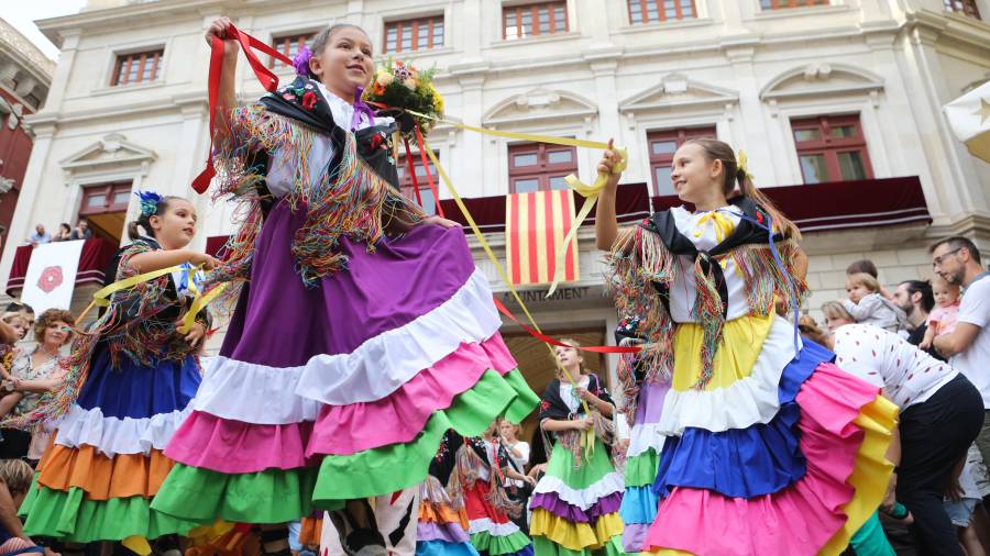 es membres del Ball de Gitantes petit ballant davant de la Casa de la Vila, a la plaça del Mercadal. FOTO: Alba Mariné
