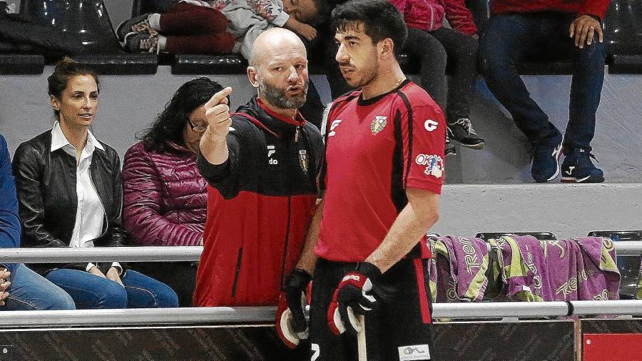 El técnico Josep Lluís Del Riu da instrucciones a un jugador del CE Vendrell en el derbi del pasado sábado. FOTO: Pere Ferré