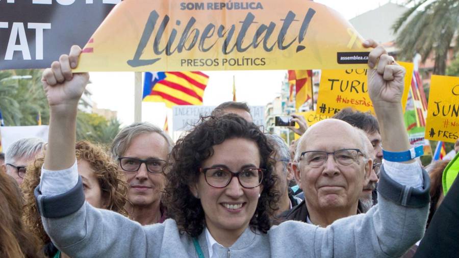 .- La diputada de JXSí Marta Rovira (d) durante la manifestación convocada por la ANC y Omnium en Barcelona para exigir la libertad de Jordi Sánchez, Jordi Cuixart y los miembros del Govern cesados