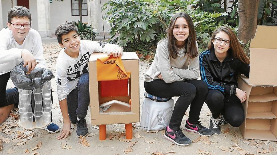 Alguns dels alumnes de l’Institut Salvador Vilaseca amb les creacions elaborades amb material reciclable. FOTO: Alba mariné