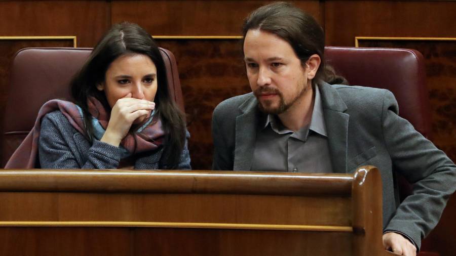 El líder de Podemos, Pablo Iglesias, conversa con la portavoz del partido en el Congreso, Irene Montero
