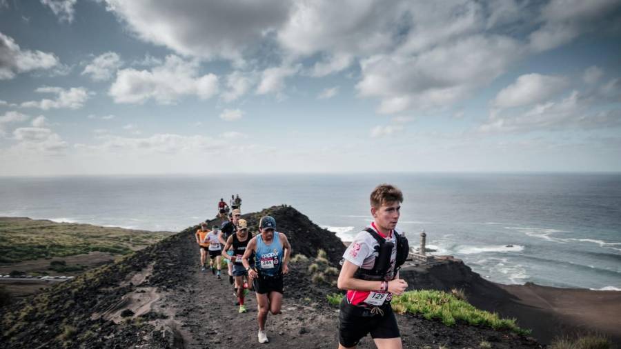Dani Castillo, tirando del grupo en una de las tres etapas en las Islas Azores. FOTO: Golden Trail National Series