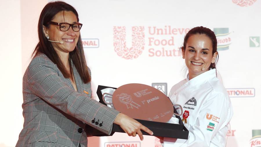 La ganadora del concurso El Mejor Arroz de España, Sara Nicolás (d) recibe premio de la directora de Unilever Food, Àngels Solans (i). FOTO: EFE
