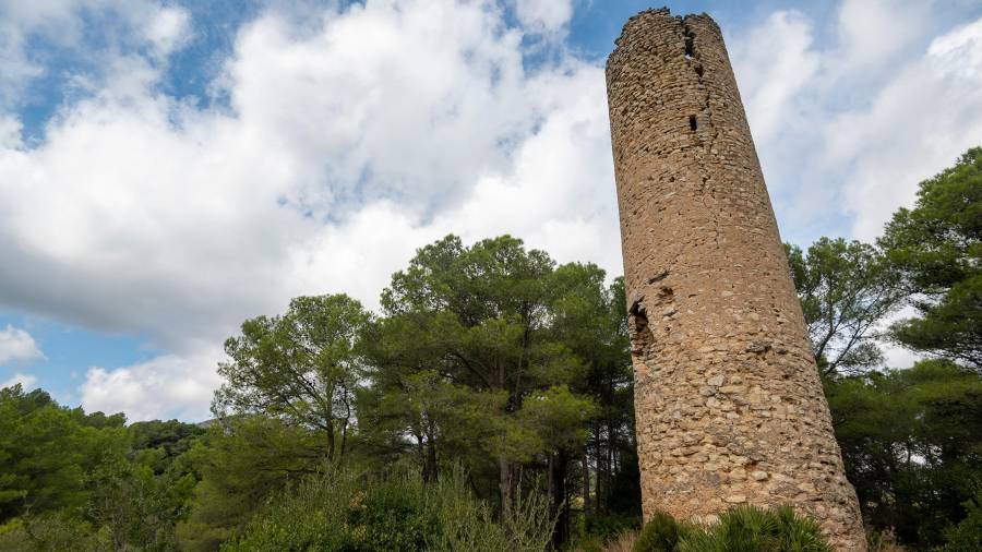 La torre de Fullola, probablement del segle XIII, és l’element més destacat del poblat. FOTO: Joan Revillas