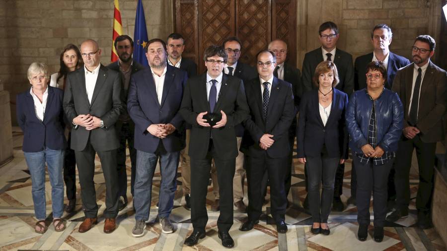Fotografia facilitada por la Generalitat de la declaración del president catalán Carles Puigdemont y su gobierno tras el referéndum ilegal
