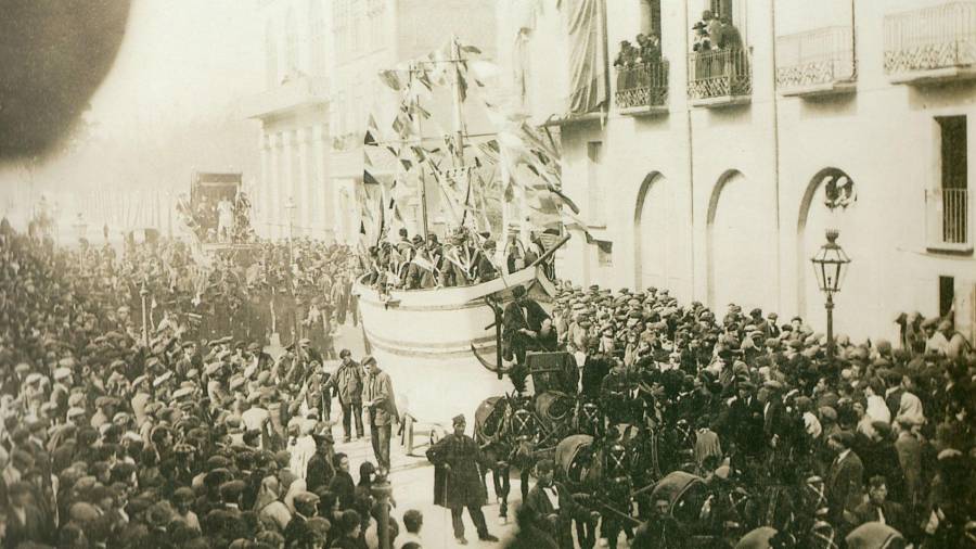 La carroza &lsquo;La Barca&rsquo; de la sociedad El C&iacute;rcol desfila por la calle Sant Joan durante el Carnaval de Reus, en marzo de 1919. FOTO: El C&iacute;rcol