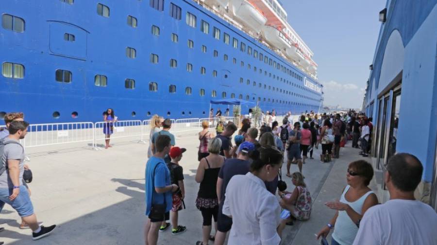 Tarragona ha recibido este verano a más de 10.000 cruceristas. Hoy llega el mayor de todos, el Costa Favolosa (unos 3.200 pasajeros). Foto: Lluís Milián