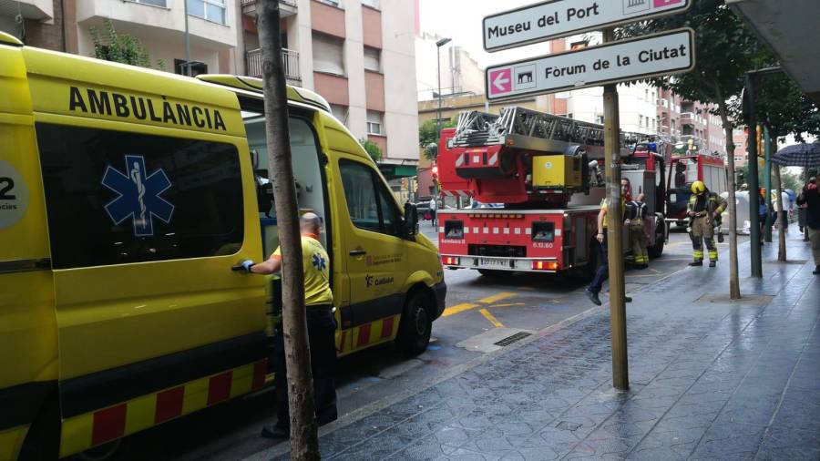 Bomberos y una ambulancia, esta tarde en la calle Pere Martell. Fotot:DT