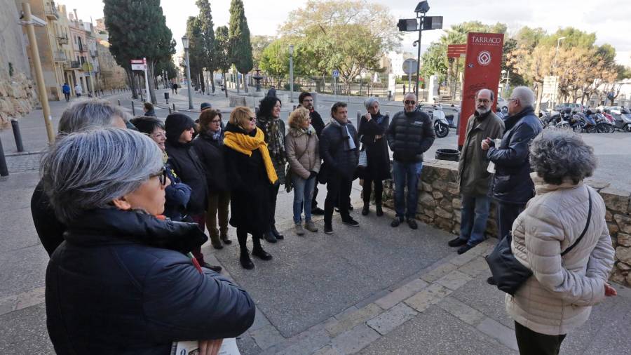 Los participantes junto con Jordi López minutos antes de empezar la visita a la muralla. FOTO: lluís milián