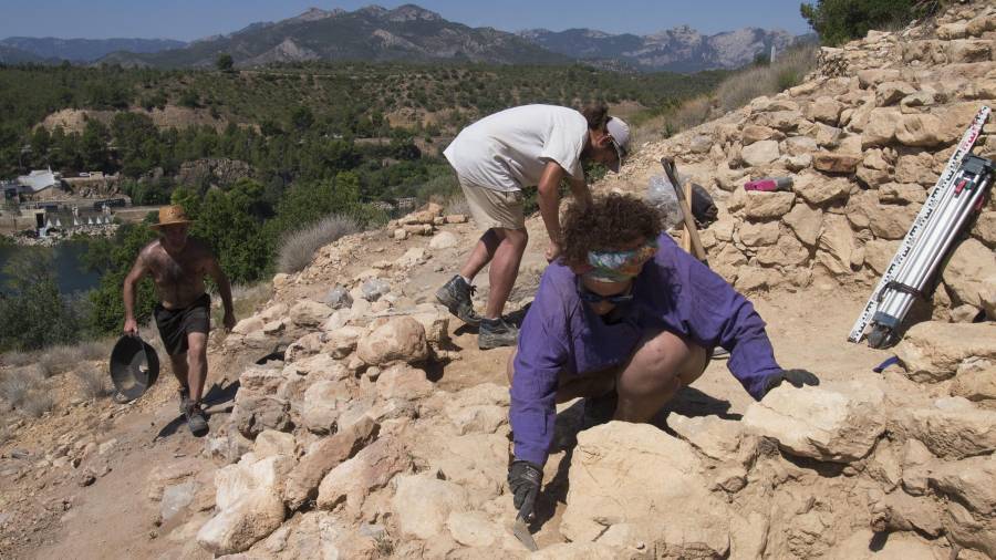 Imatge dels arqueòlegs treballant en el jaciment ibèric de l’Assut de Tivenys, ahir a la tarda. FOTO: Joan Revillas