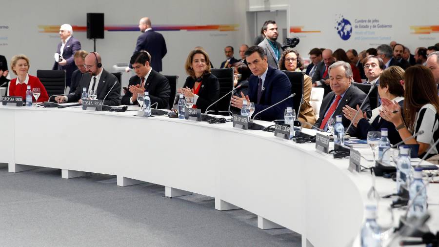El presidente de gobierno en funciones, Pedro Sánchez, junto a la ministra de Transición Ecológica y el secretario general de las Naciones Unidas (ONU), António Guterres. EFE