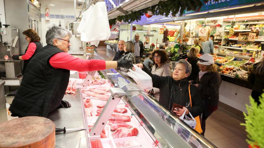En esta parada del Mercat del Carrilet venden carne de ternera ecológica. FOTO: alba mariné