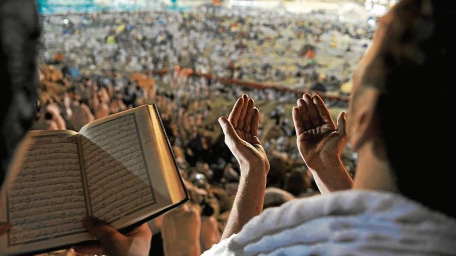 Peregrinos musulmanes realizan el rezo antes de la salida del sol en la peregrinación La Meca. FOTO: efe