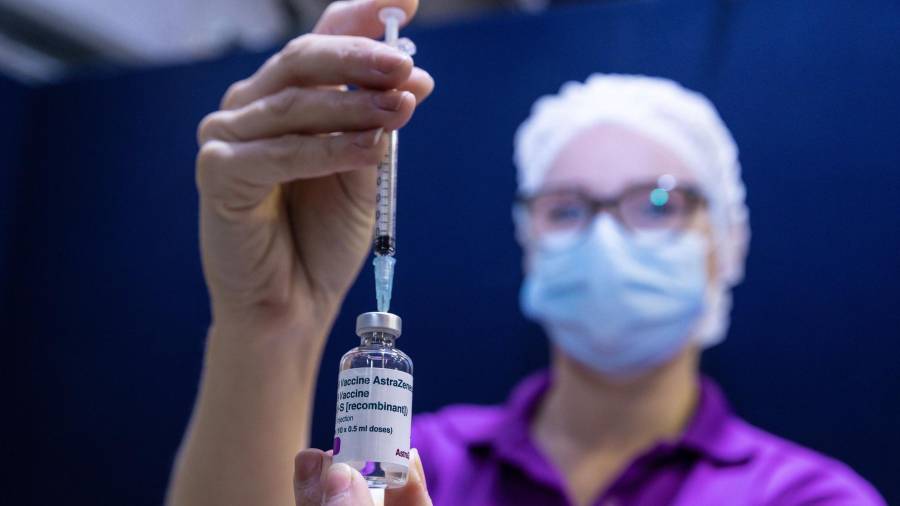 En las últimas 24 horas han recibido la vacuna 1.940 personas, 5.763 menos que ayer. Foto: EFE