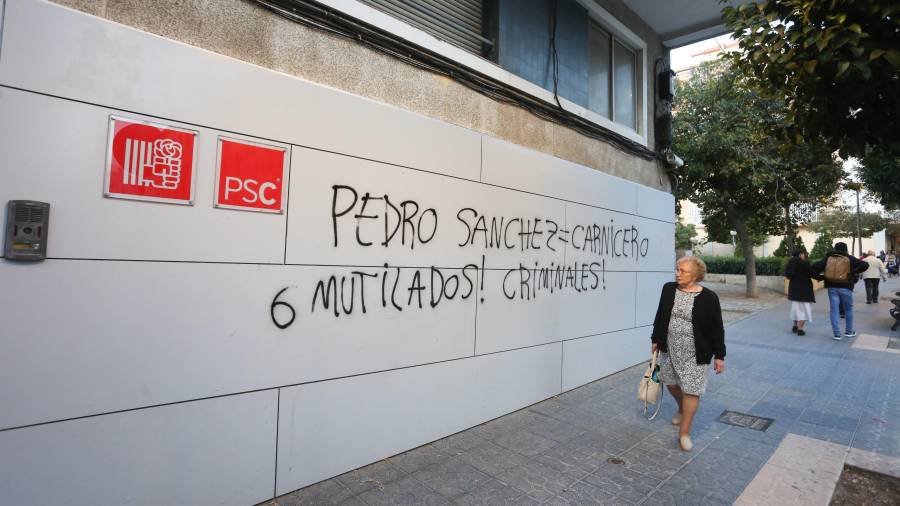 Imagen de la fachada del PSC de Tarragona que amaneció con una pintada contra el presidente de España y fue borrada cerca de las 20 horas de la tarde. FOTO: alba mariné