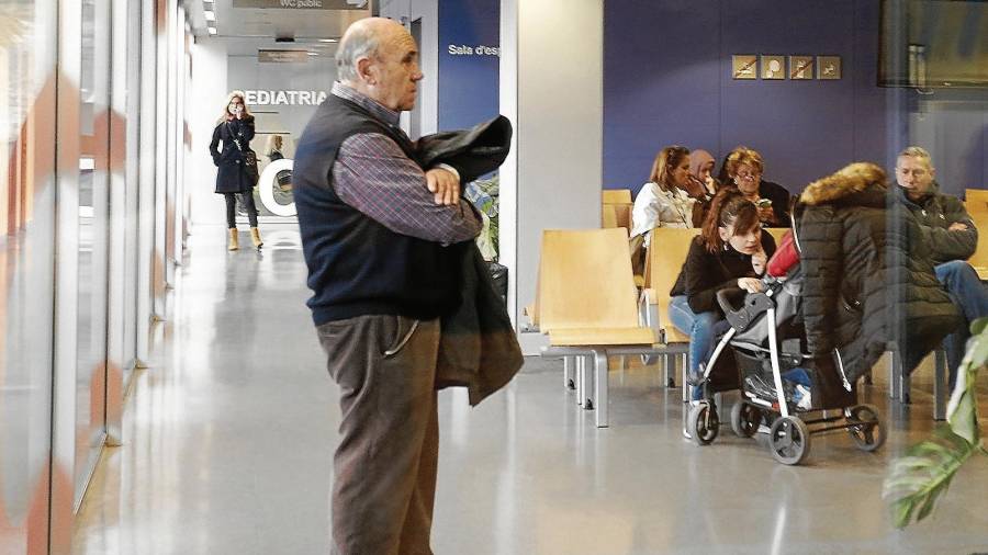 La sala de espera de Urgencias del Hospital Joan XXIII de Tarragona se halla estos días repleta de pacientes enfermos de gripe. FOTO: pere ferré