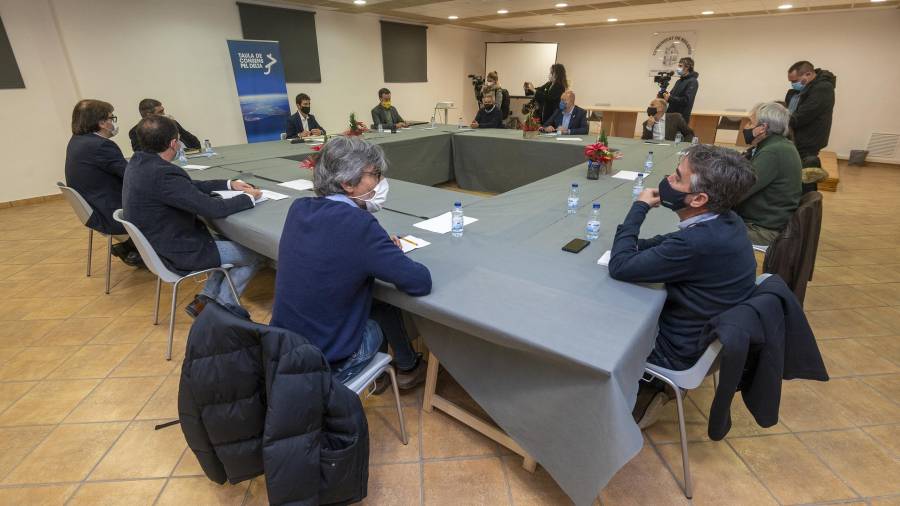 El conseller Damià Calvet reunit amb la Taula de Consens pel Delta, ahir al matí a Deltebre. FOTO: Joan Revillas