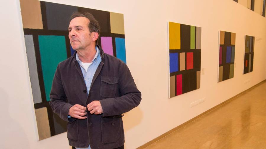 Miquel Paton i algunes de les seues obres, al Museu de Tortosa al 2017. FOTO: Joan Revillas