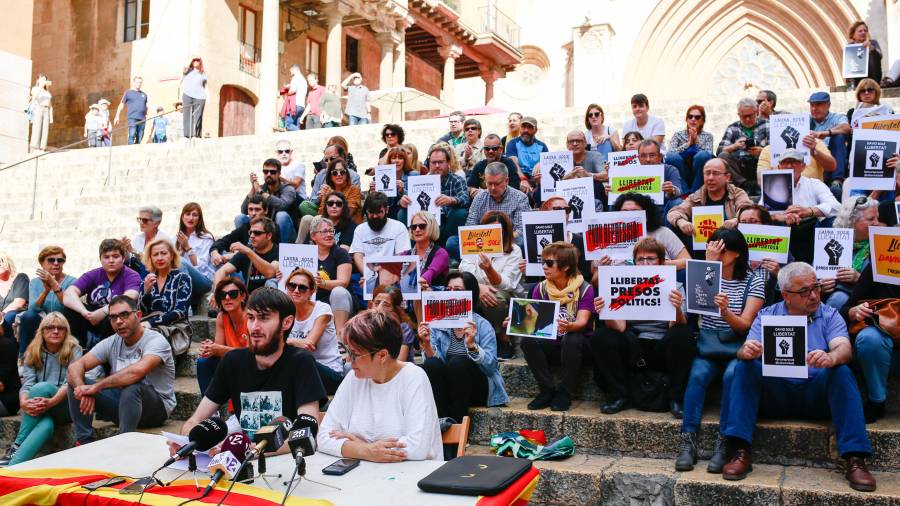 Imagen de la lectura del manifiesto que ha tenido lugar en la Plaça de les Cols de Tarragona. Foto: Fabián Acidres