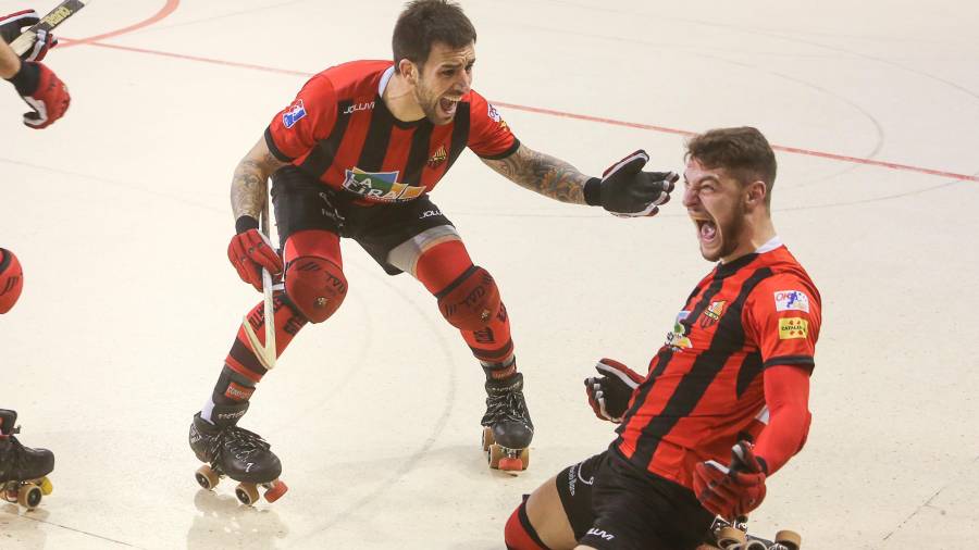 Àlex Rodríguez, en el suelo, celebra un gol con el Reus. Foto: Alba Mariné