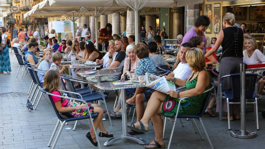 Llegada la tarde, las terrazas del centro de Reus, como la de la Plaça Mercadal, lucen llenas de gente.